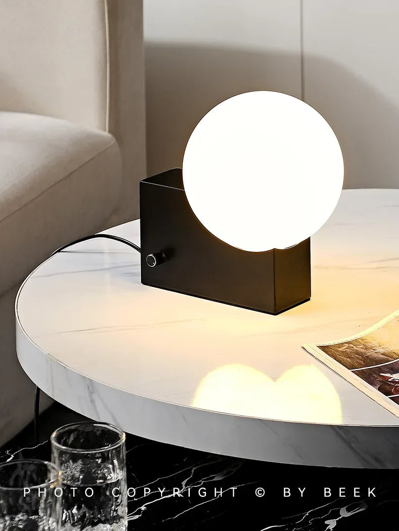 Luminária de Mesa Dinamarquesa Metal com Bola de Vidro LED – Designer