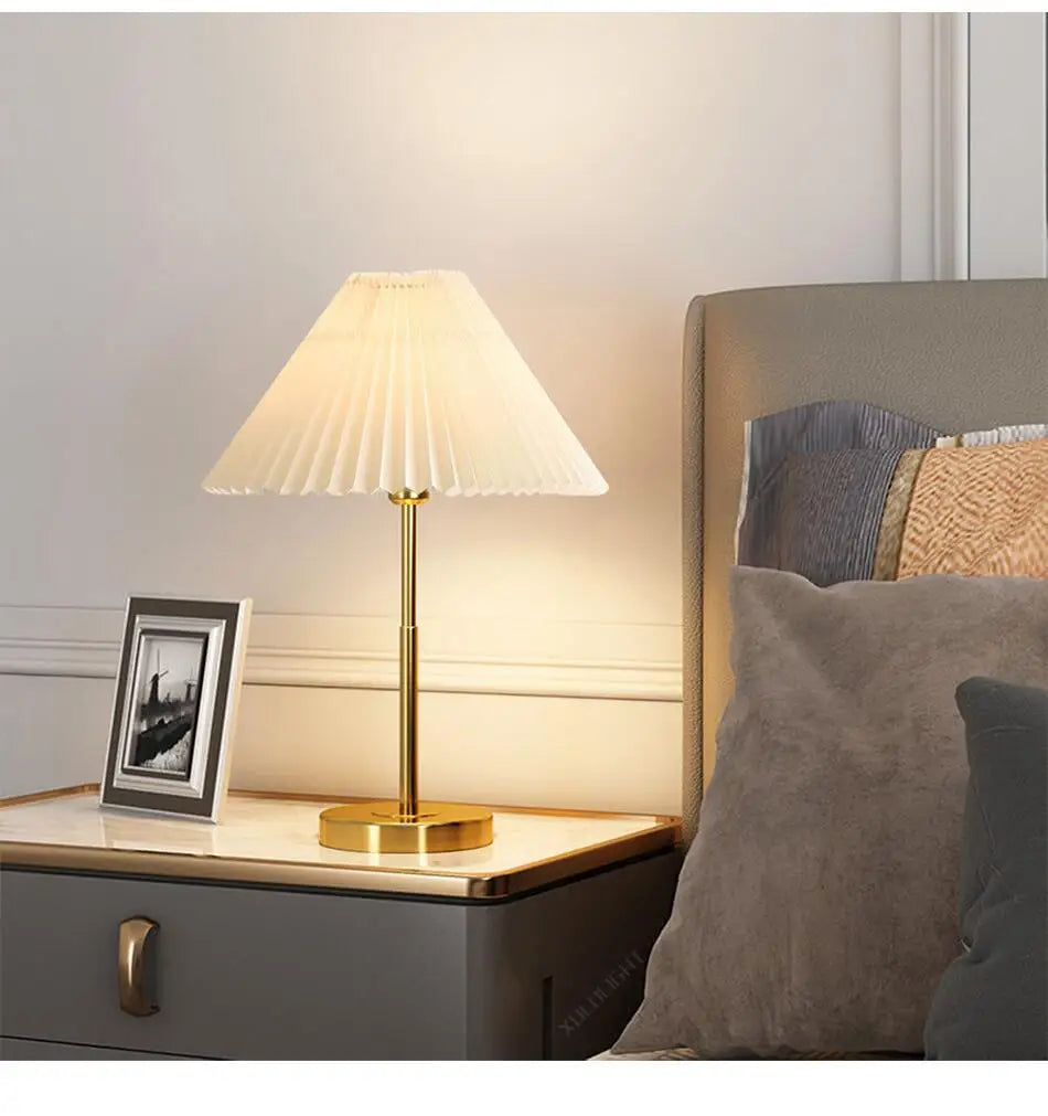 Abajur Metal Desk Lamp Light Luxo Estilo Vertical Bedside Decoration Black Table Lamp Pleated Fabric Lampshade Gold Lighting Fixture